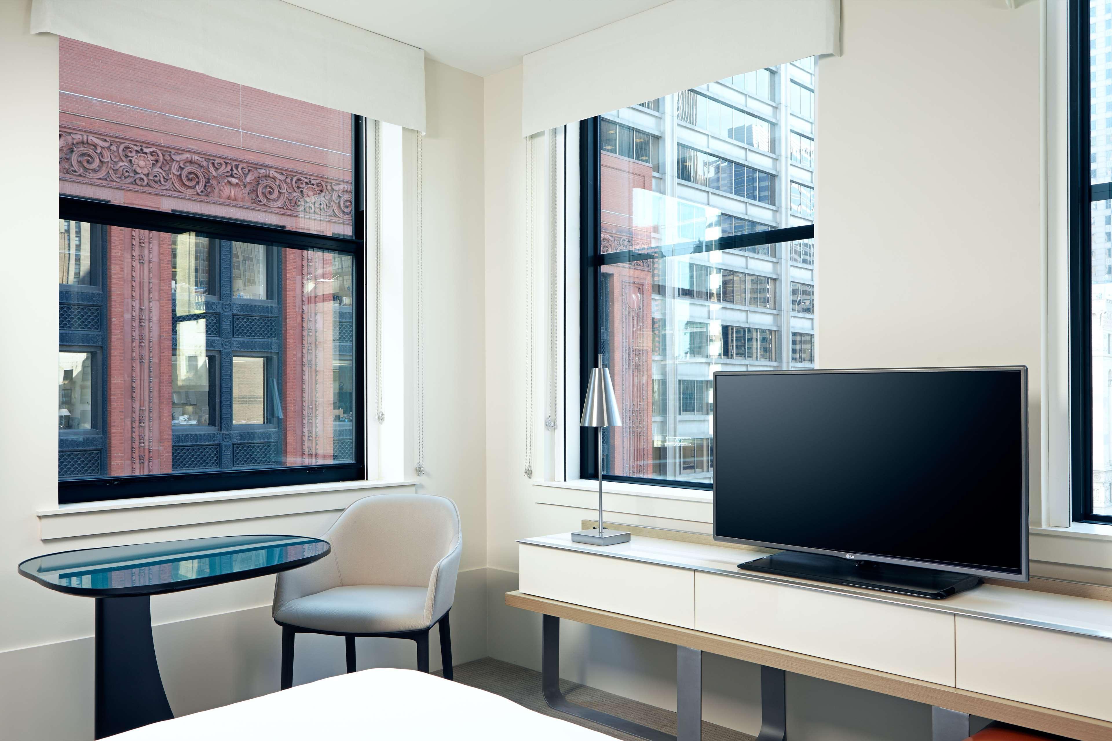 Отель Hyatt Centric The Loop Чикаго Экстерьер фото