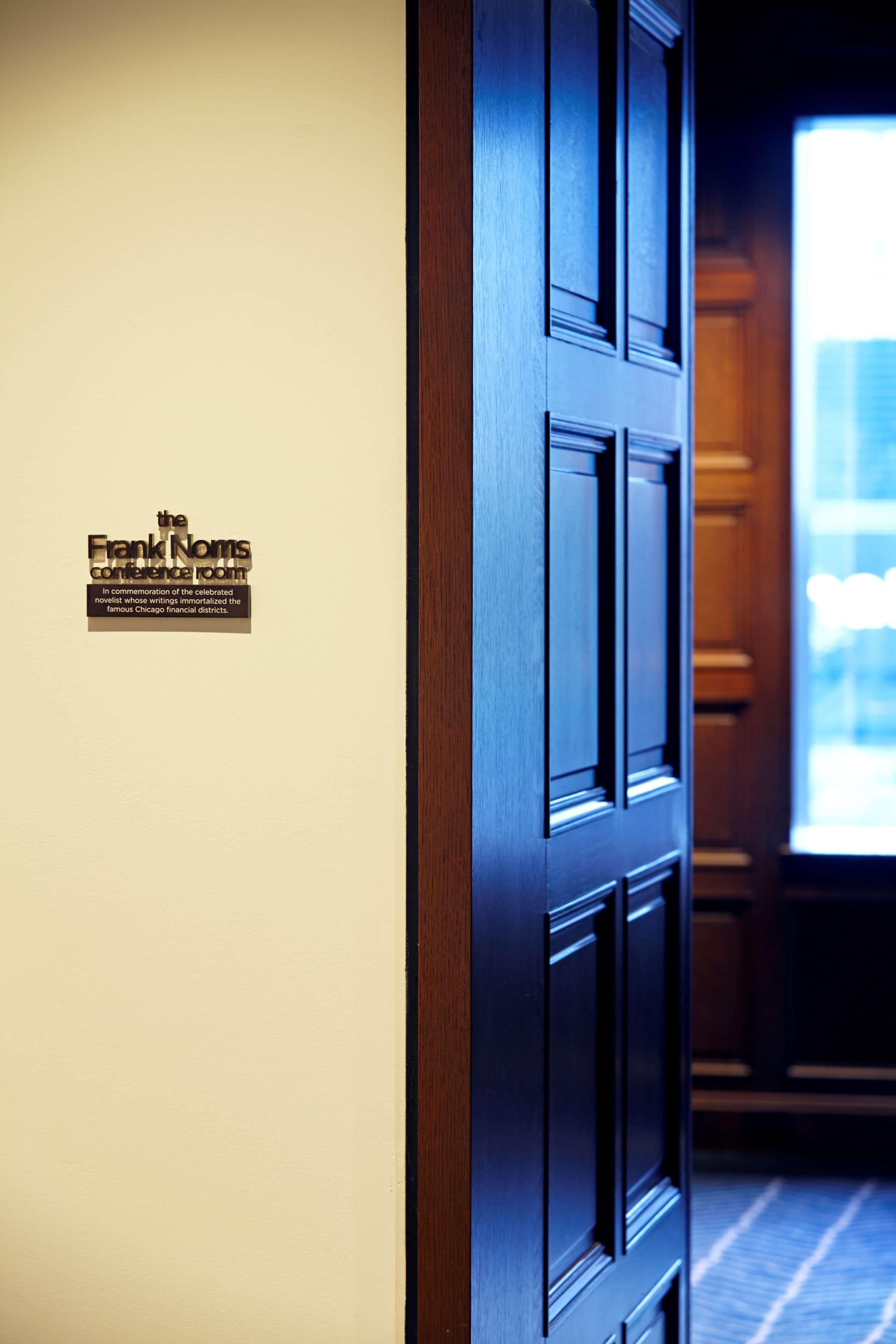 Отель Hyatt Centric The Loop Чикаго Экстерьер фото