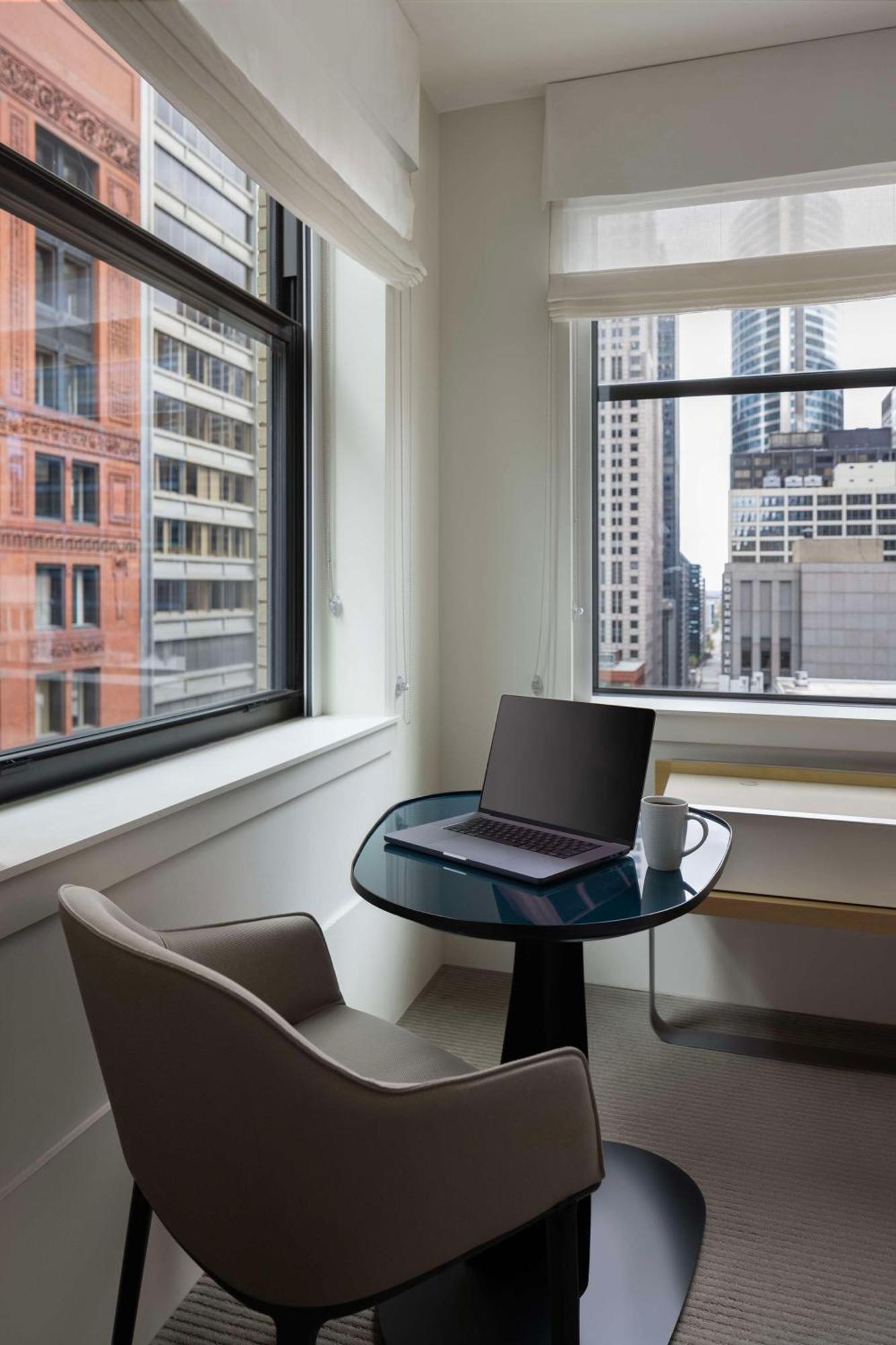 Отель Hyatt Centric The Loop Чикаго Экстерьер фото